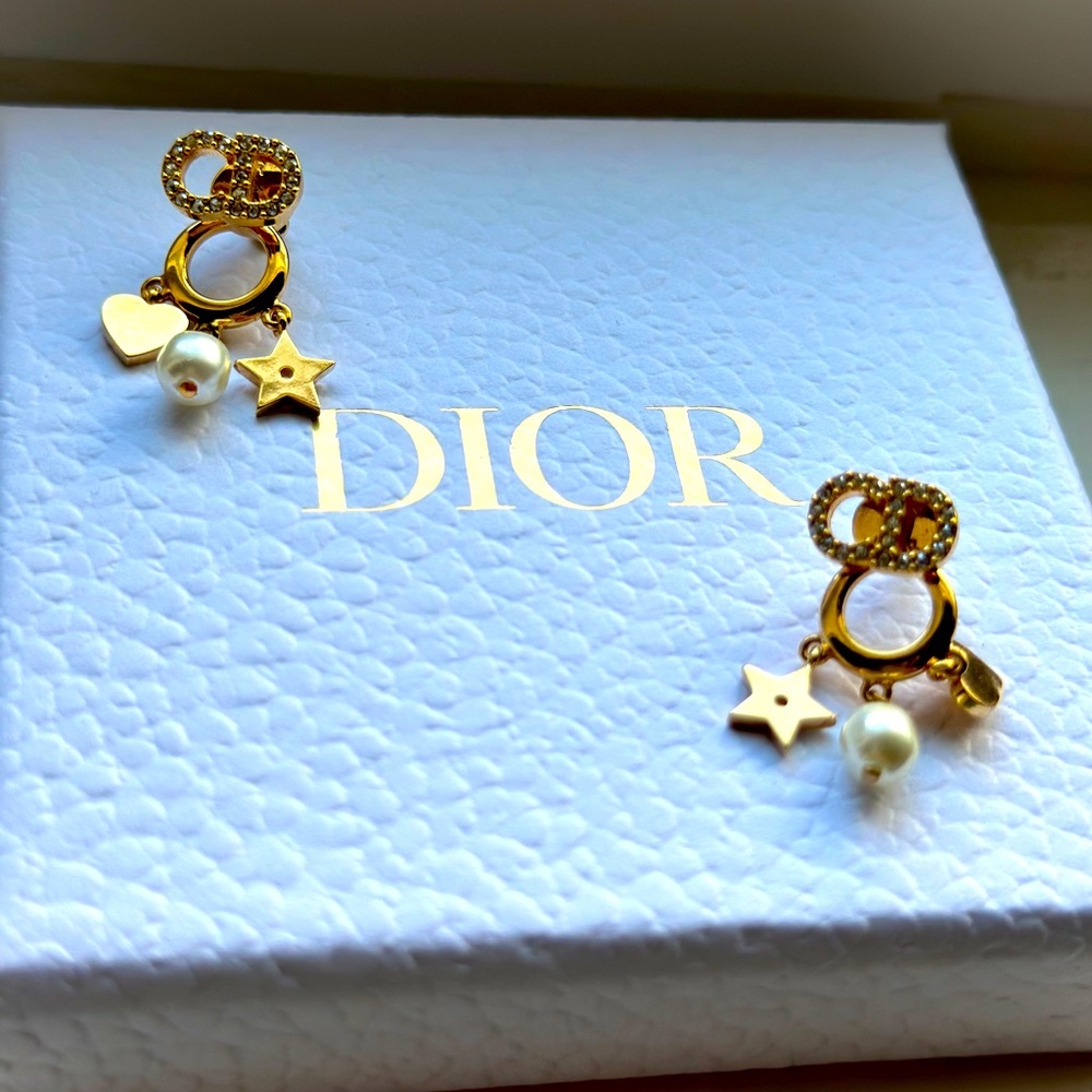 Brand New in Box Dior Earrings! $675 Or Best offer ☺️